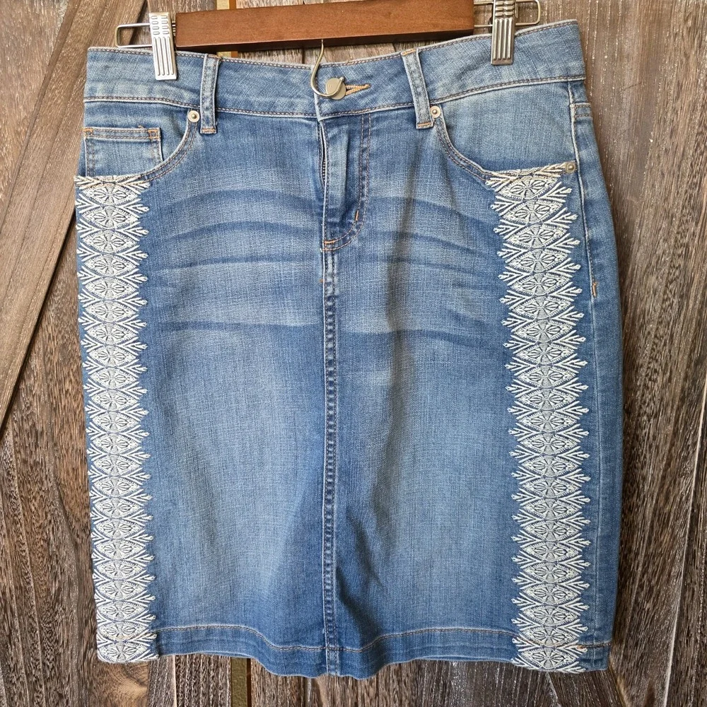 Westport Skirt Women's Size 4 Light Denim Embroidered Details Short Stretch